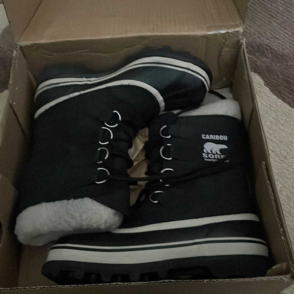 Sorel Caribou size 5 NEVER WORN